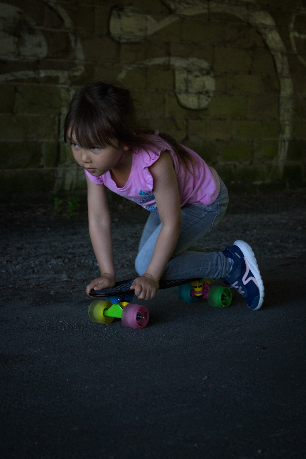 Kind, Pinky, Rockerboard, Skateboard, Trainerin