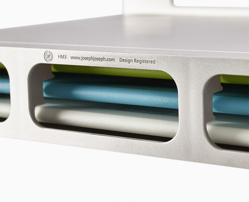 Nahansicht von dem Unterregal mit den Schneidbrettern