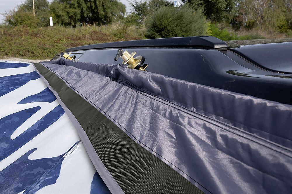 BENT Universal Fahrzeugadapter, Nahaufnahme von einem Vorzelt am Wohnwagen