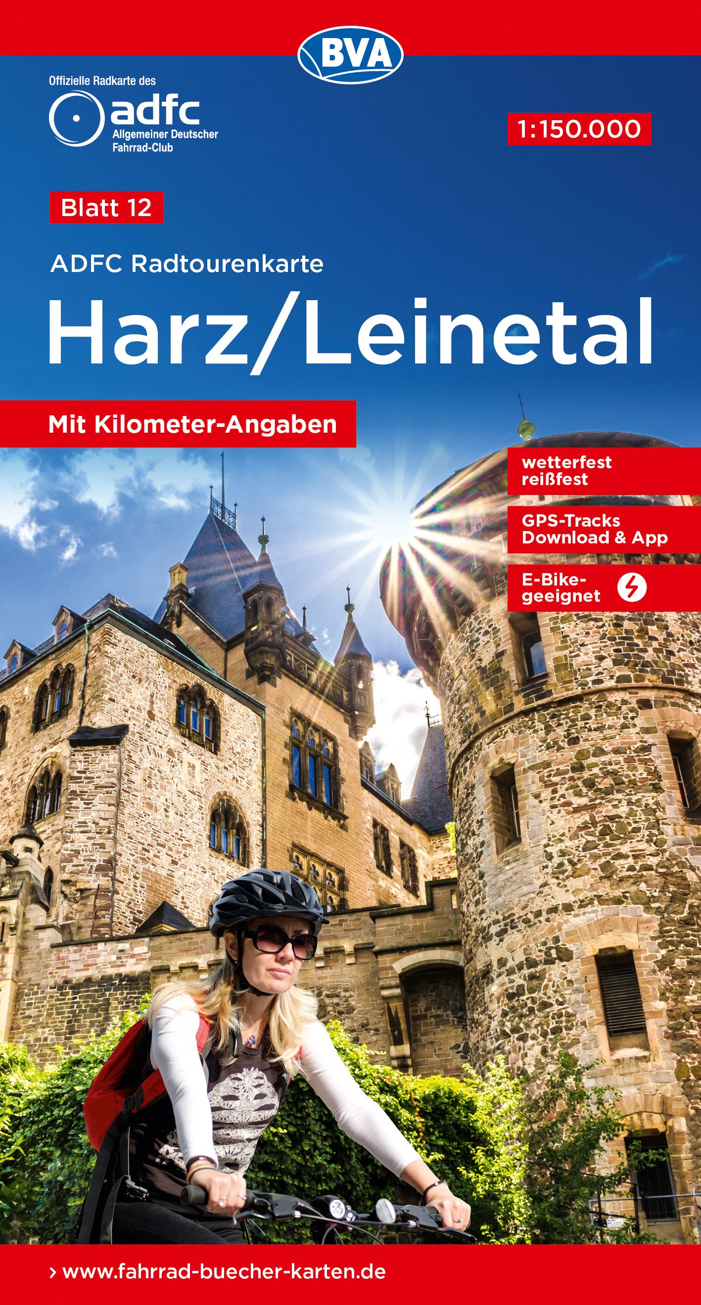 9783969901274 ADFC-Radtourenkarte 12 Harz /Leinetal, Cover Radfahrerin vor alten Gebäuden mit blauem Himmel und Sonne