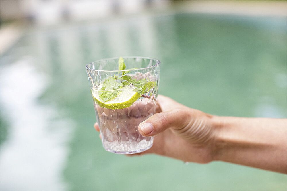 Koziol Trinkglas Superglas mit Wasser und Limettenscheibe