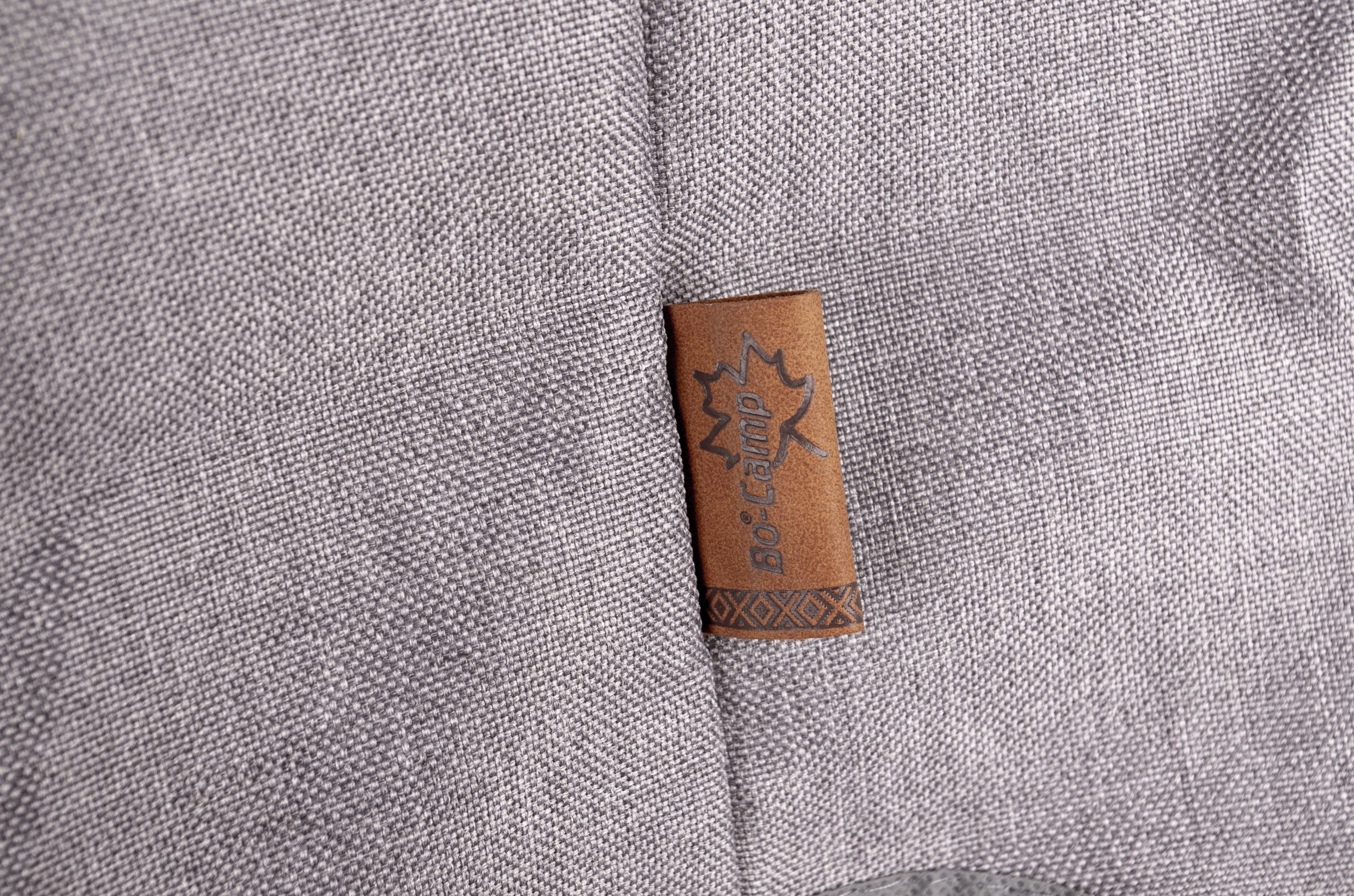 9961351300 Bo-Camp Urban Outdoor Küchenschrank, Nahaufnahme Logo Anhänger