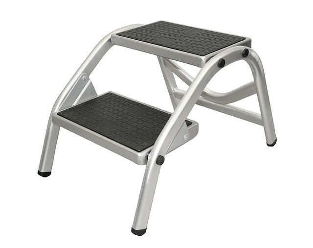 Trittstufe. Zwei Stufen silber mit  schwarzer Gummimatte auf Tritt