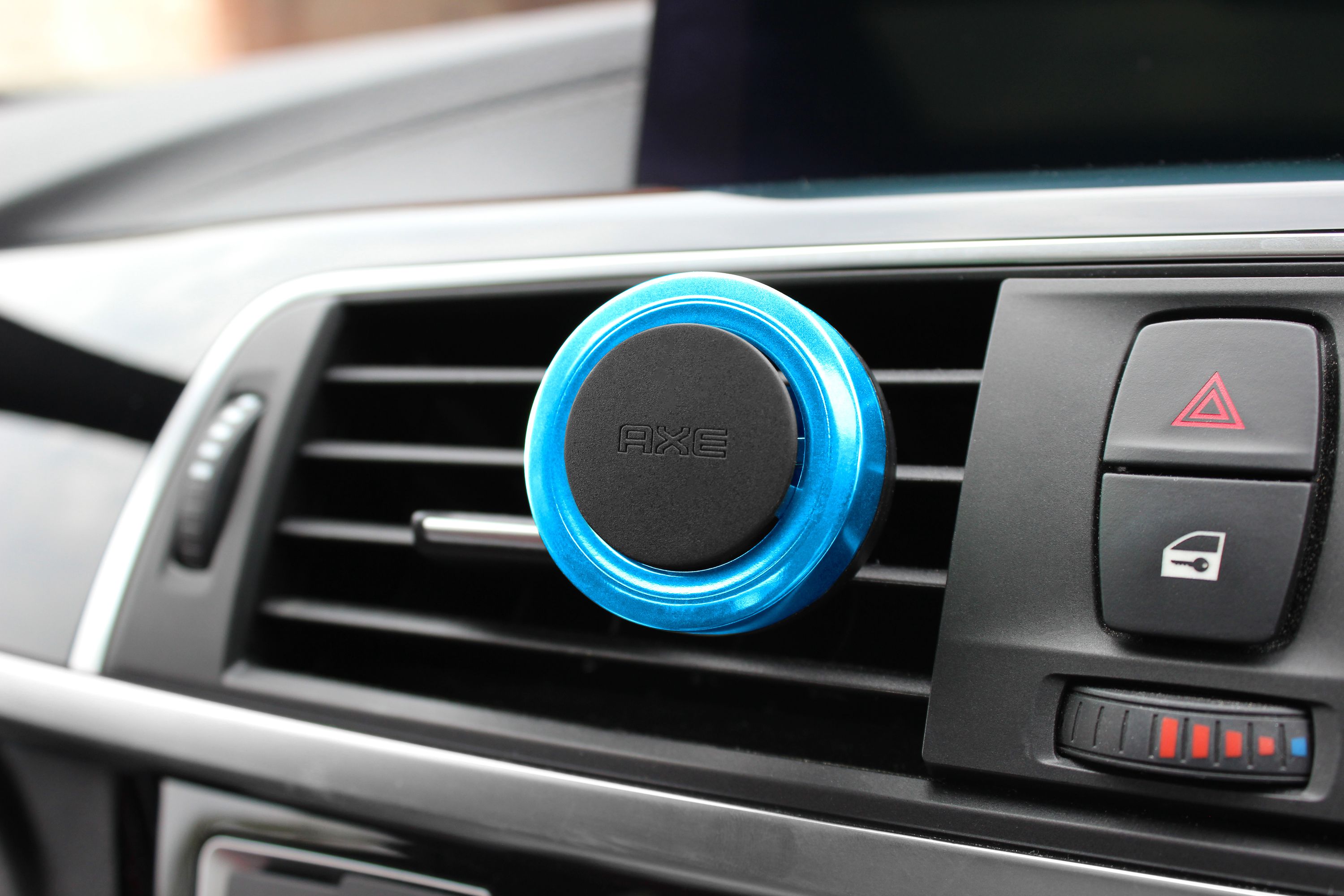 in-use-shot-71025-AXE-MINI-VENT_ALASKA Lufterfrischer Montiert an Autolüftung Schwarz Blau