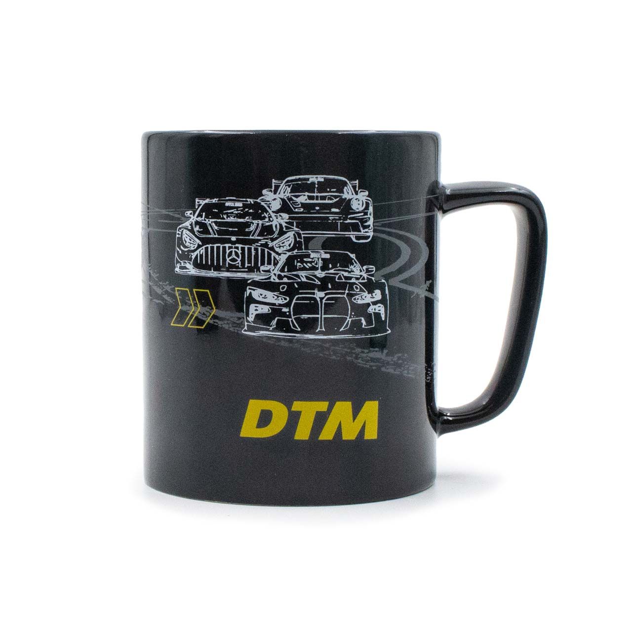 DTM Tasse in schwarz mit gelbem DTM Schrifzug und mehreren Rennautos und Bremsspuren im Hintergrund