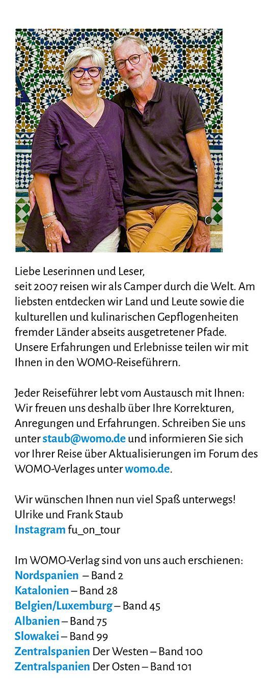 Puzzlesfliesen, Mosaikwand, zwei Personen, gelegentliche Kleidung, Brillen