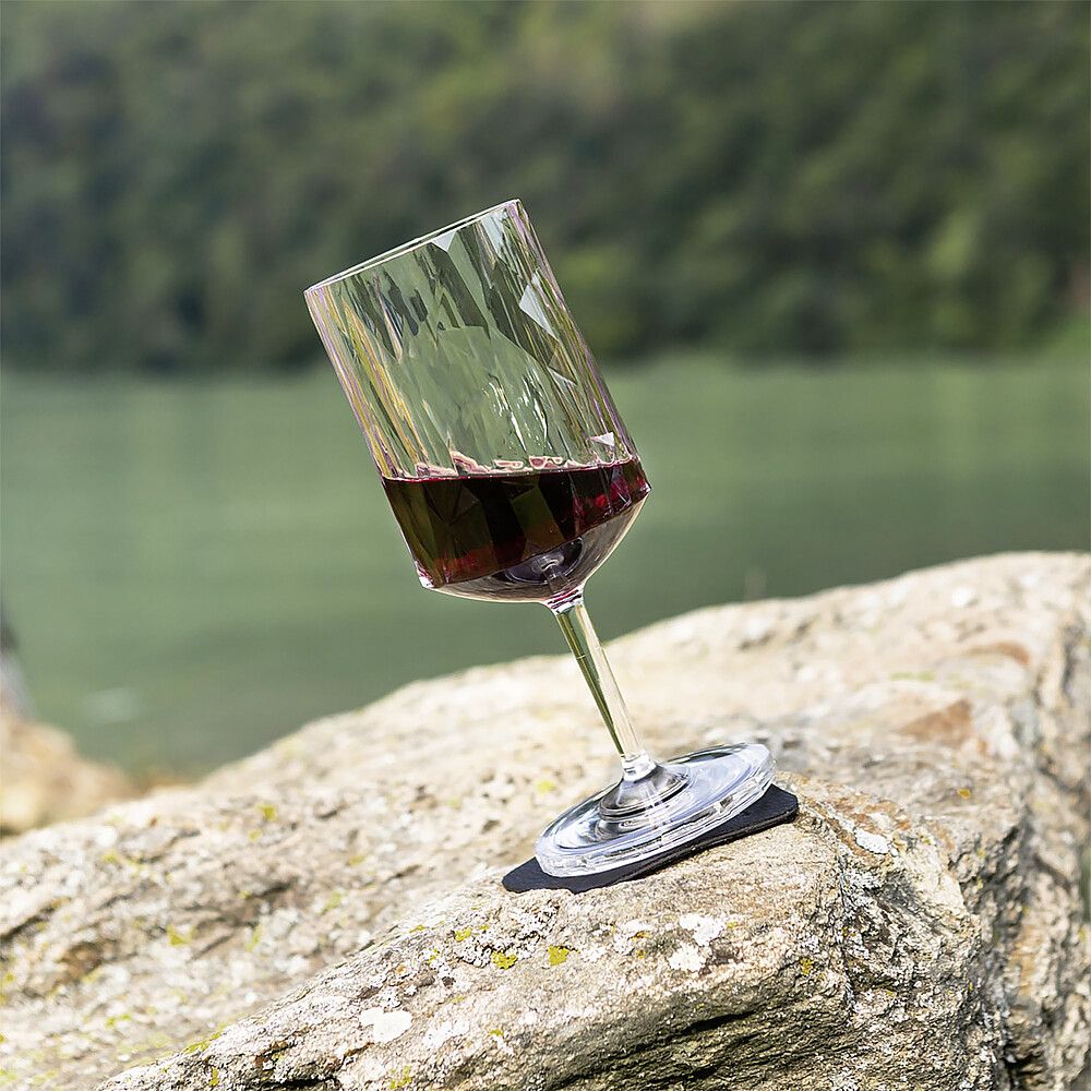 Silwy Magnet-Kunststoffgläser Wein, an einem Stein montiert, im Hintergrund ein See und Bäume