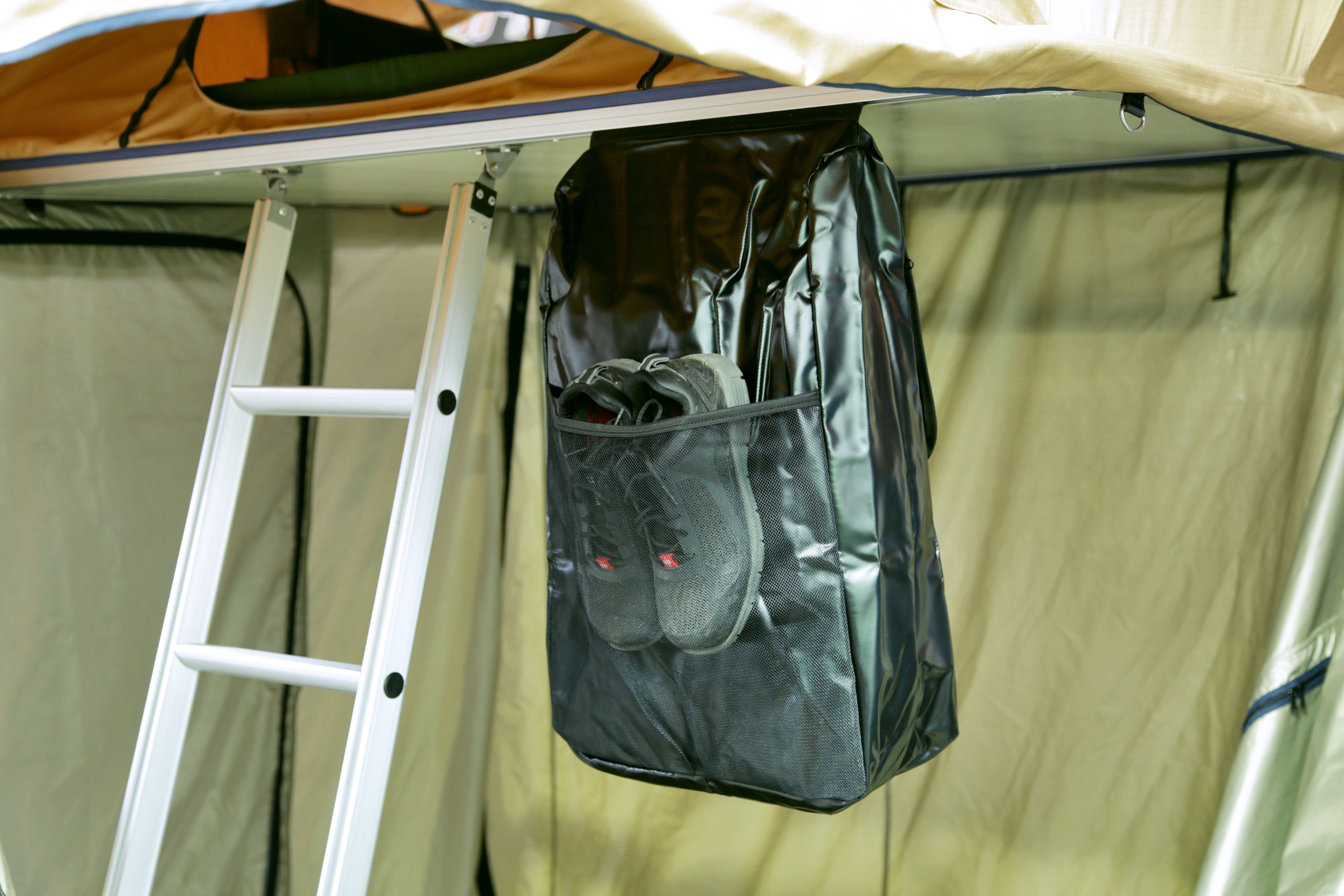 Horntools Schuhtasche Big an Dachzelt aufgehangen