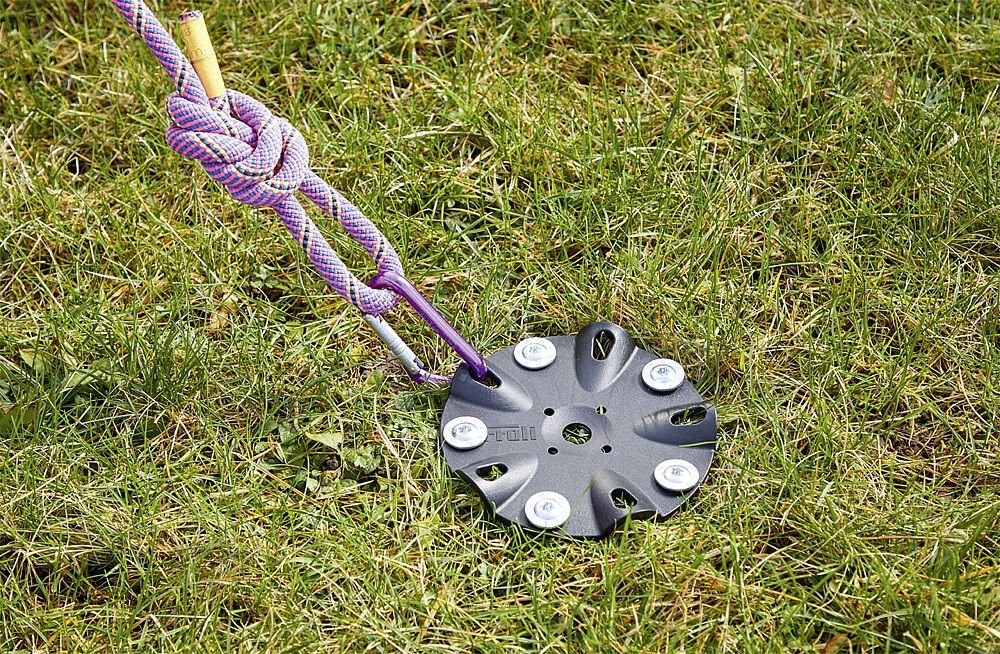 994468321 Ankerplatte mit Befestigungsschrauben im Boden befestigt