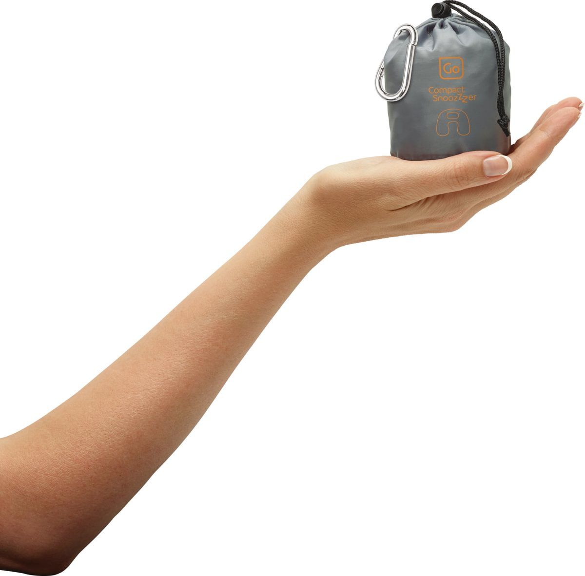 Arm mit Kissenverpackung in der Hand