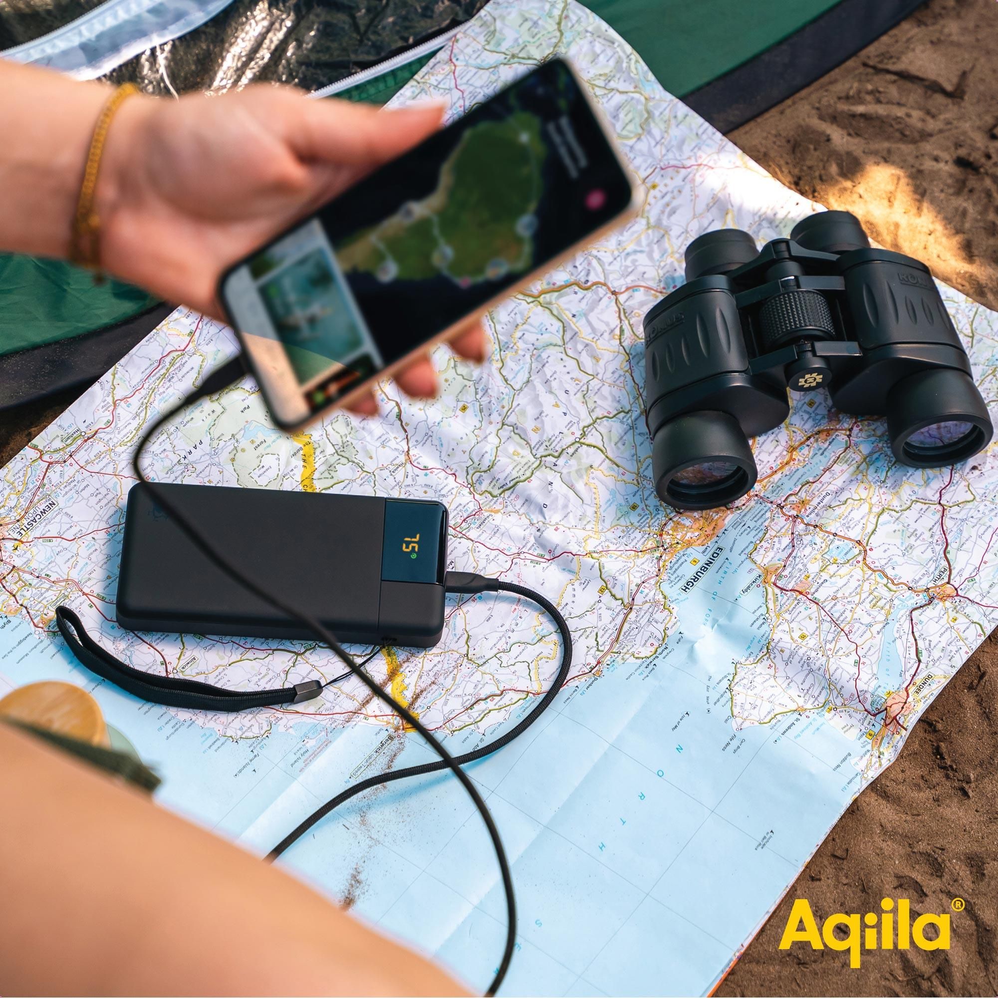 Fernglas, Ladegerät, Karte, Telefon, Camping