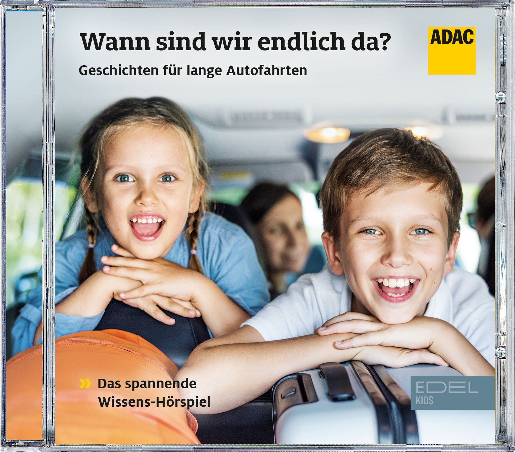 0214348KID_ADAC_Wann-sind-wir-endlich-da_CD_Packshot_RGB-1 ADAC Wissens Hörspiel, Zwei lächelnde Kinder im Auto