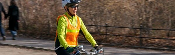 Sichrbar durch den Herbst Mann auf Fahrrad, Warnwester