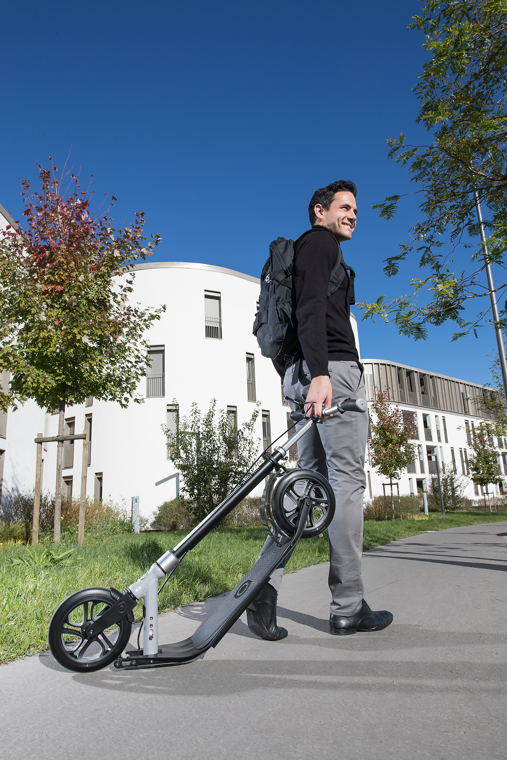E-Scooter, Foldable scooter, Urban mobility, Metallic gray, Backpack user