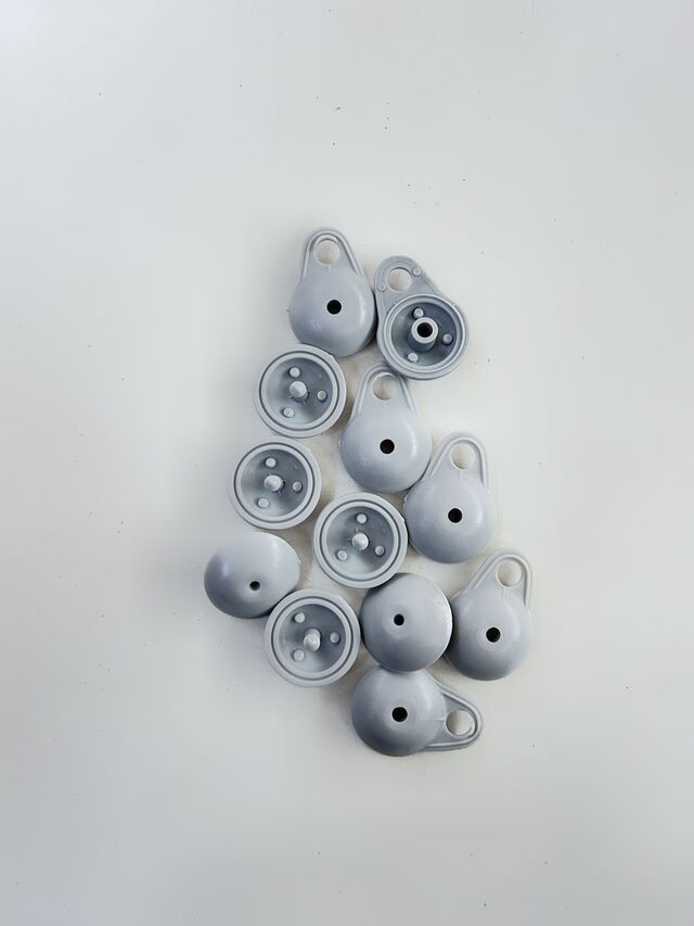 ARISOL Teppichclips 6-er Set mehrere graue Plastikteile nebeneinander