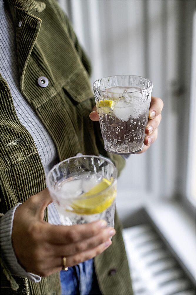 Koziol Trinkglas Superglas mit Wasser und Zitronenscheibe