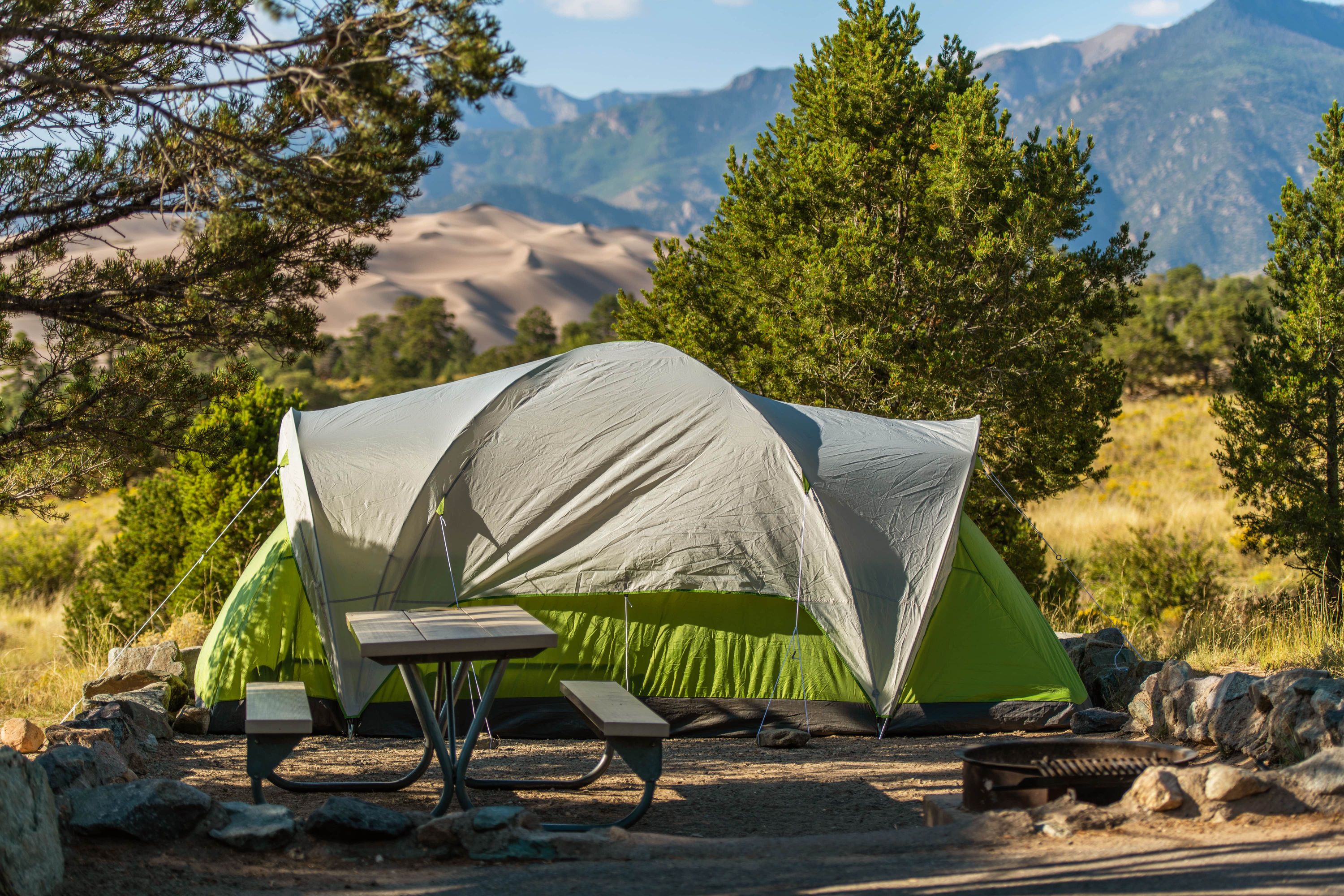 AdobeStock_458151917-min Draußen, Unterschlupf, Zelt, Campen, Schreibtisch