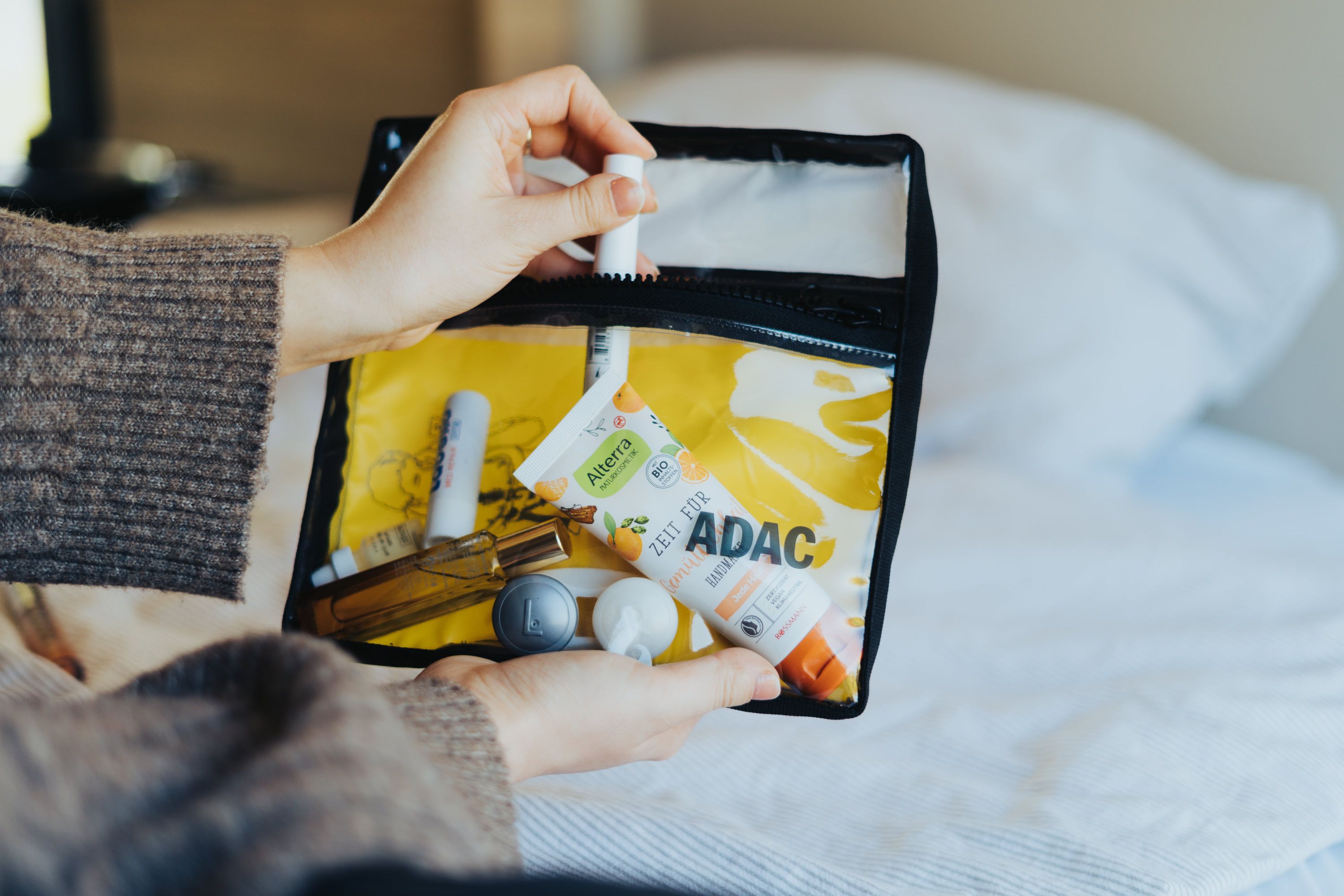 ADAC_100-200_Liquidbag_I4-min ADAC Flüssigkeitenbeutel aus echten Rettungswesten gemacht, Mit Kosmetik befüllt