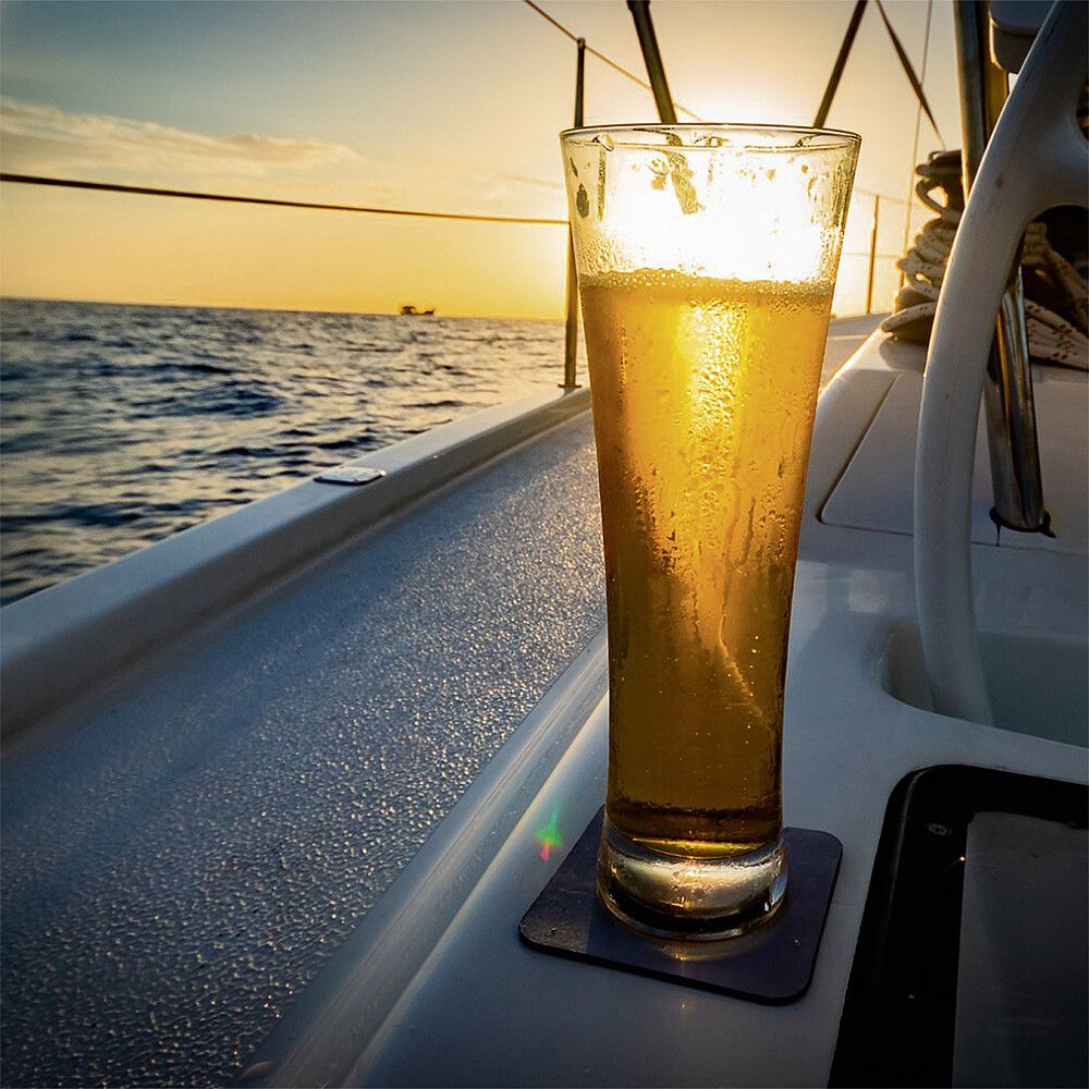Silwy Magnet-Kristallgläser Bier auf Boot abgestellt mit Sonnenuntergang im Hintergrund