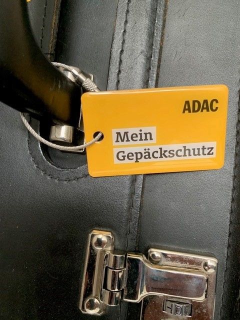 Gepackschutzanhanger2 ADAC Gepäckschutz Anhänger in gelb am Koffer