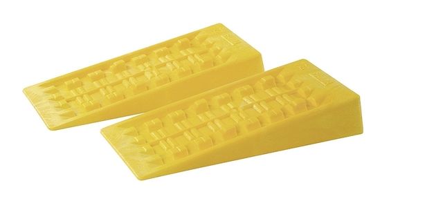 2 gelbe Auffahrkeile