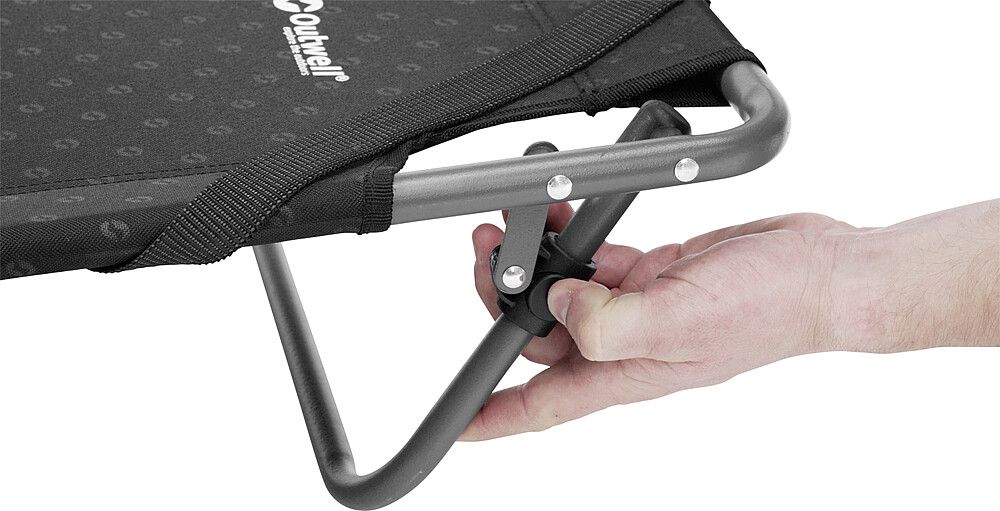 996094321-2 Outwell Feldbett Tostado, Nahaufnahme vom Gestell mit Hand, die Sicherheitsmechanismus zeigt