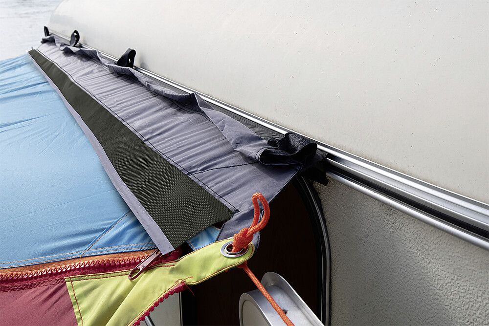 BENT Universal Fahrzeugadapter, Nahaufnahme von einem Vorzelt am Wohnwagen