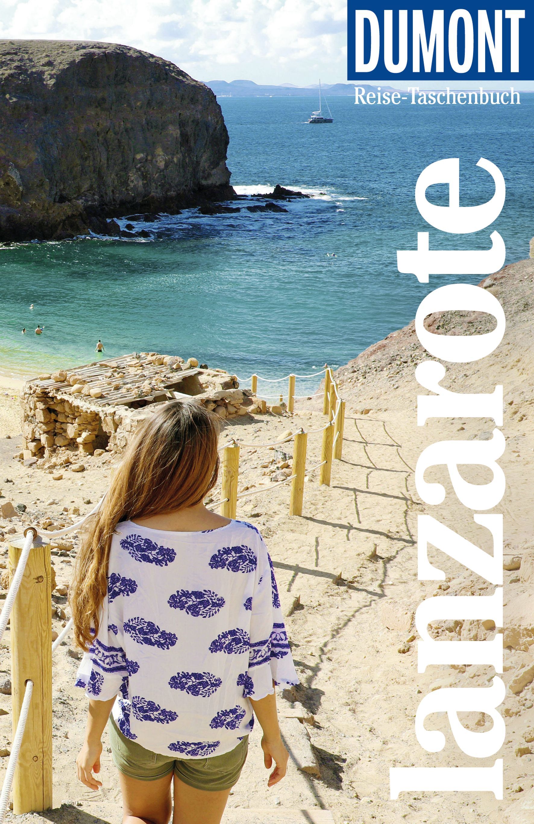 9783616020525 DuMont Reise-Taschenbuch Lanzarote, Cover Frau geht zu einer Bucht mit Strand und Meer