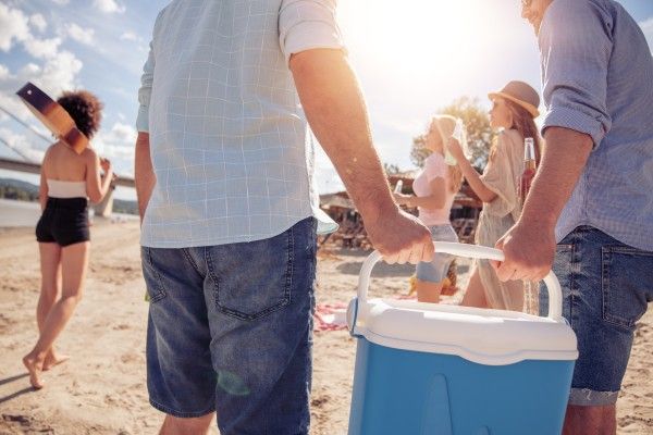 Menschen am Strand, Kühlbox, Sommer