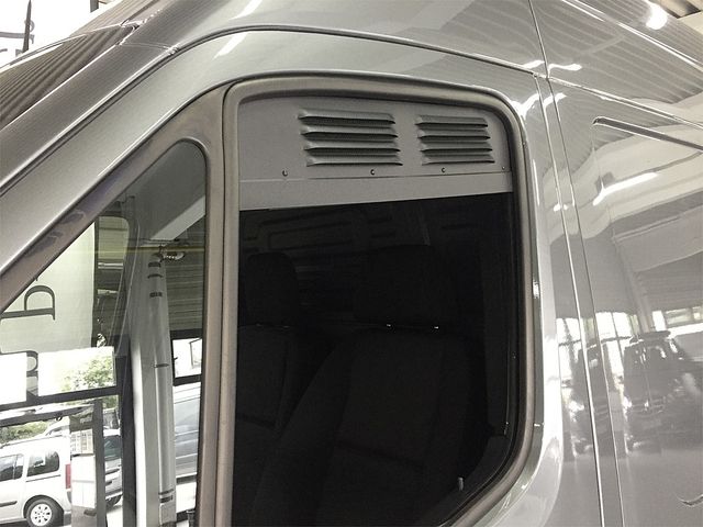 Fenster Fahrzeug mit Lüfuntgsgitter