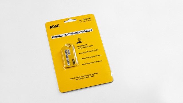 Digitaler-Schlusselanhanger-1 Digitaler Schlüsselanhänger ADAC gelb mit Karabiner zur Befestigung in gelber Verpackung