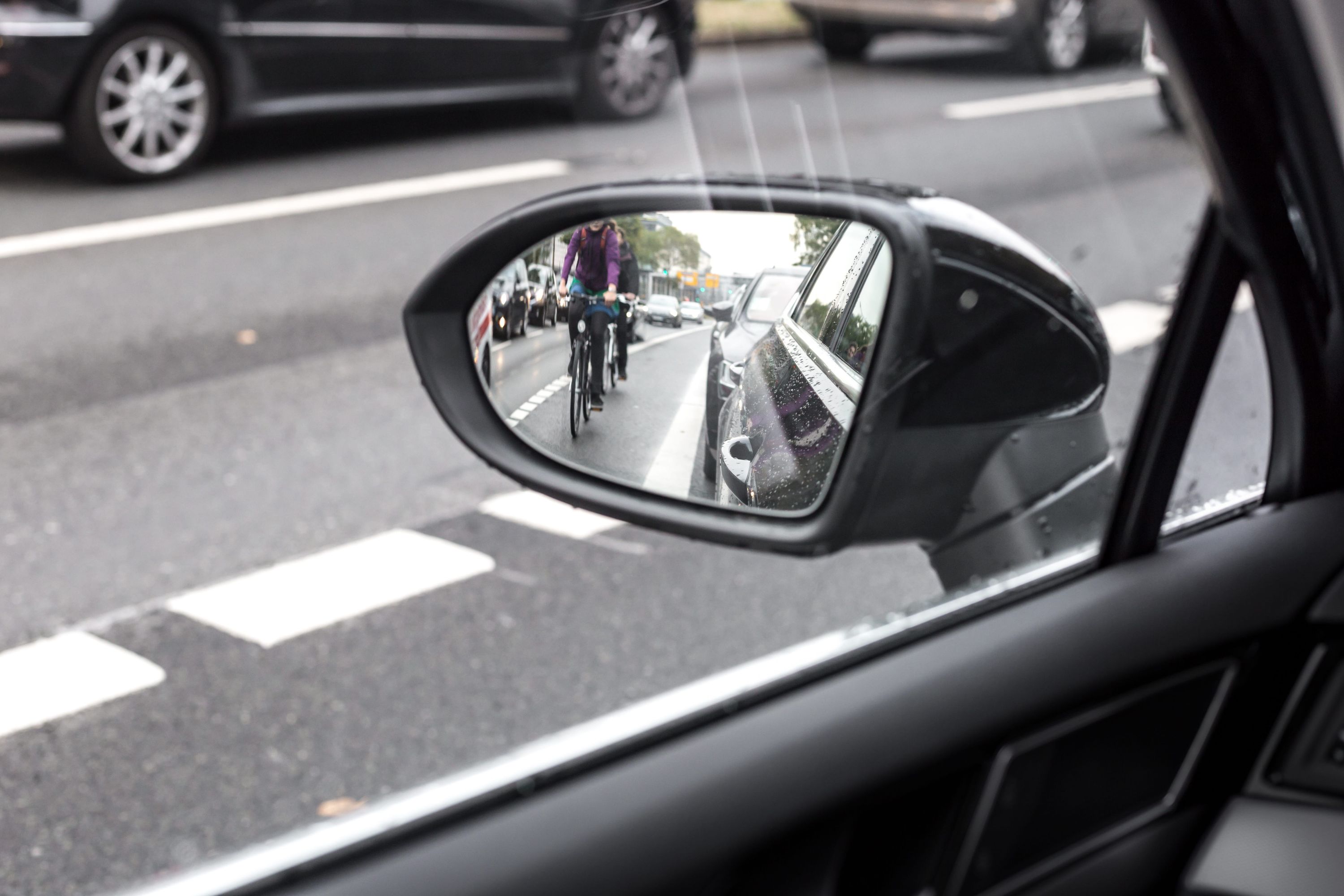 autofahrerspiegel, spiegelbild, Fahrradfahrer, Straßenszene, Regenfall