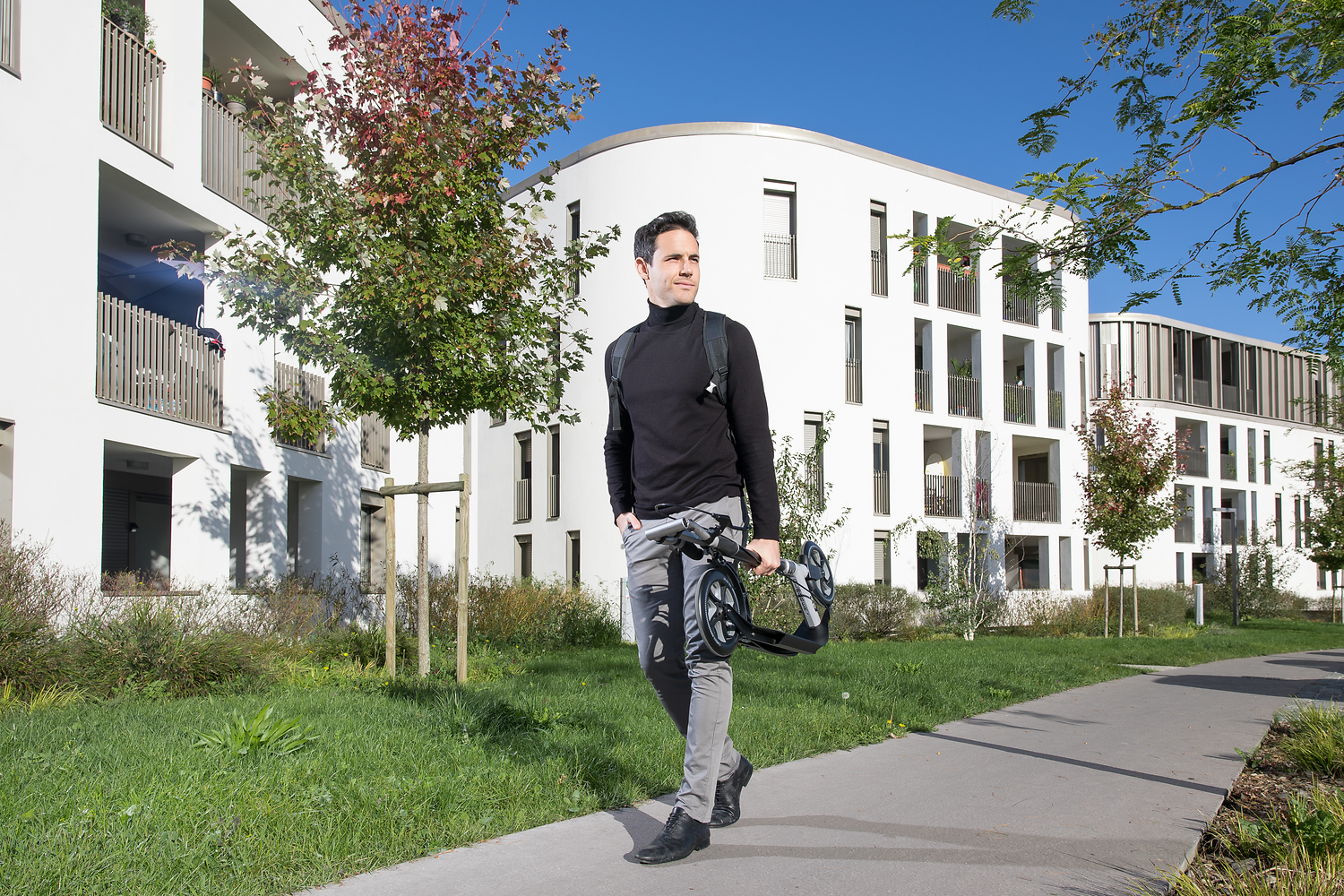 Mann, Fahrrad, Zusammenklappbares Fahrrad, Schwarz, Urbanes Wohngebiet