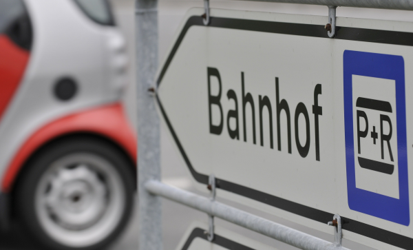 Schild Bahnhof