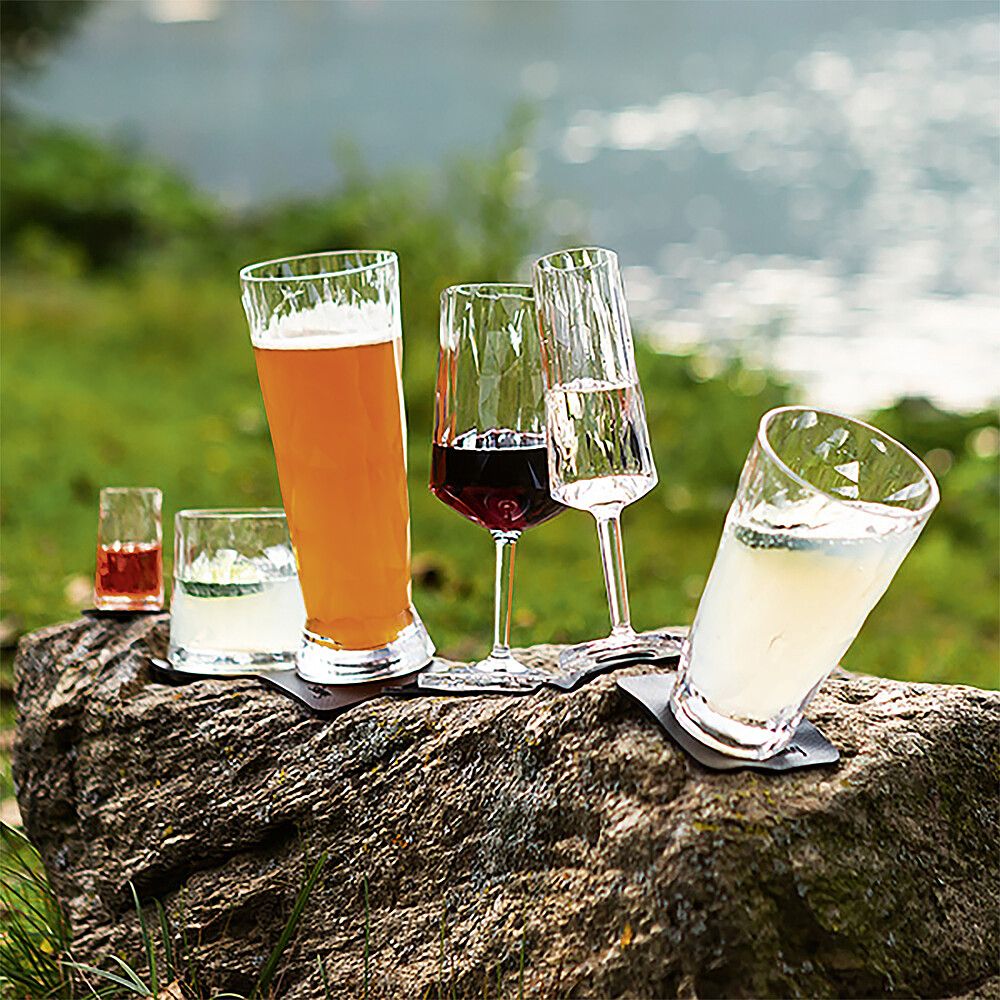 998454521 Silwy Magnetgläser in verschiedenen Ausführungen an einem Stein befestigt. Vor einem See mit Bergpanorama