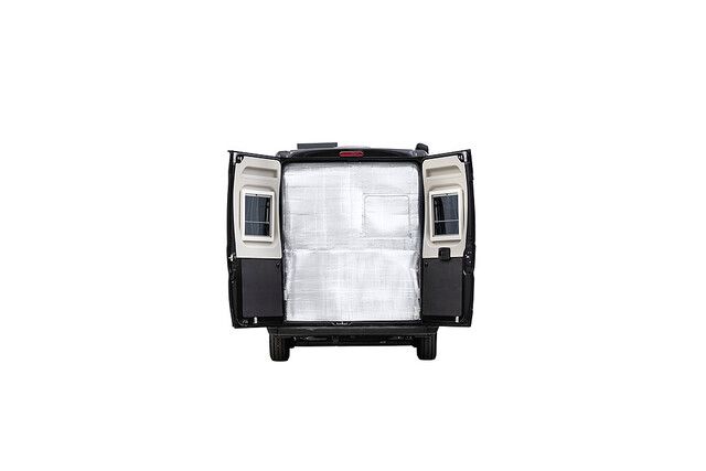 Van, Transporter, Kofferraum offen, isolierte Innenausstattung, Solarpanel