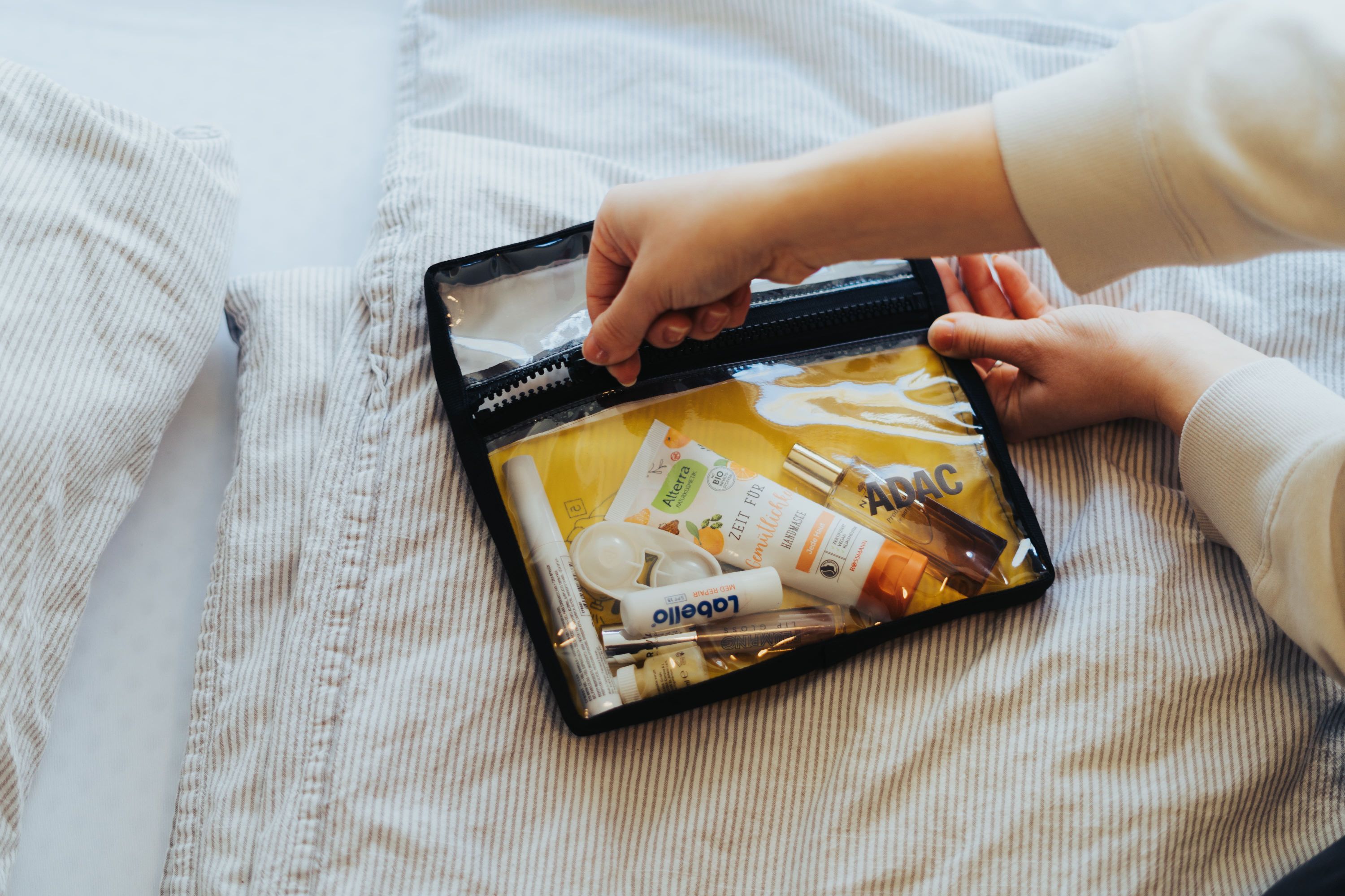 ADAC_100-200_Liquidbag_I5-min ADAC Flüssigkeitenbeutel aus echten Rettungswesten gemacht, Mit Kosmetik befüllt