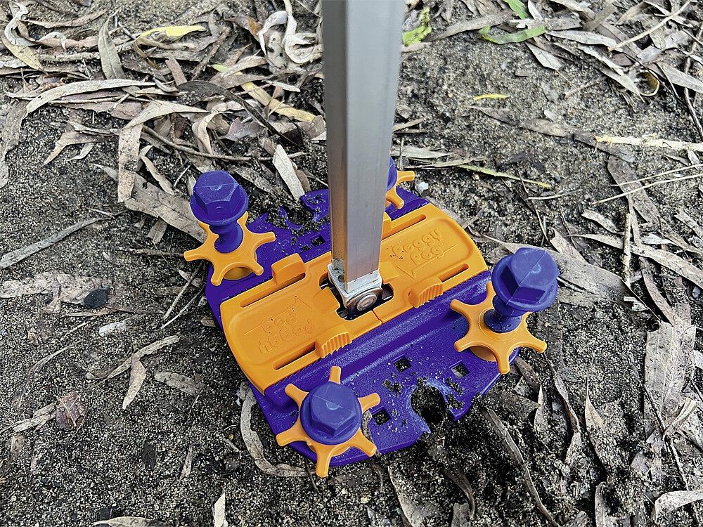 Peggy PEg Schraubhering mit Kontermutter orange lila. In Boden befestigt