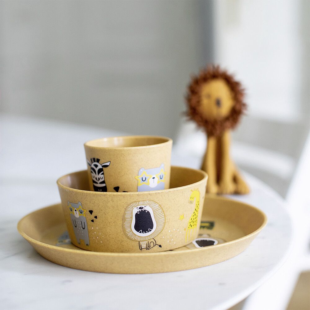 Gestapeltes Kindergeschirr in Gelb mit Safari Tieren