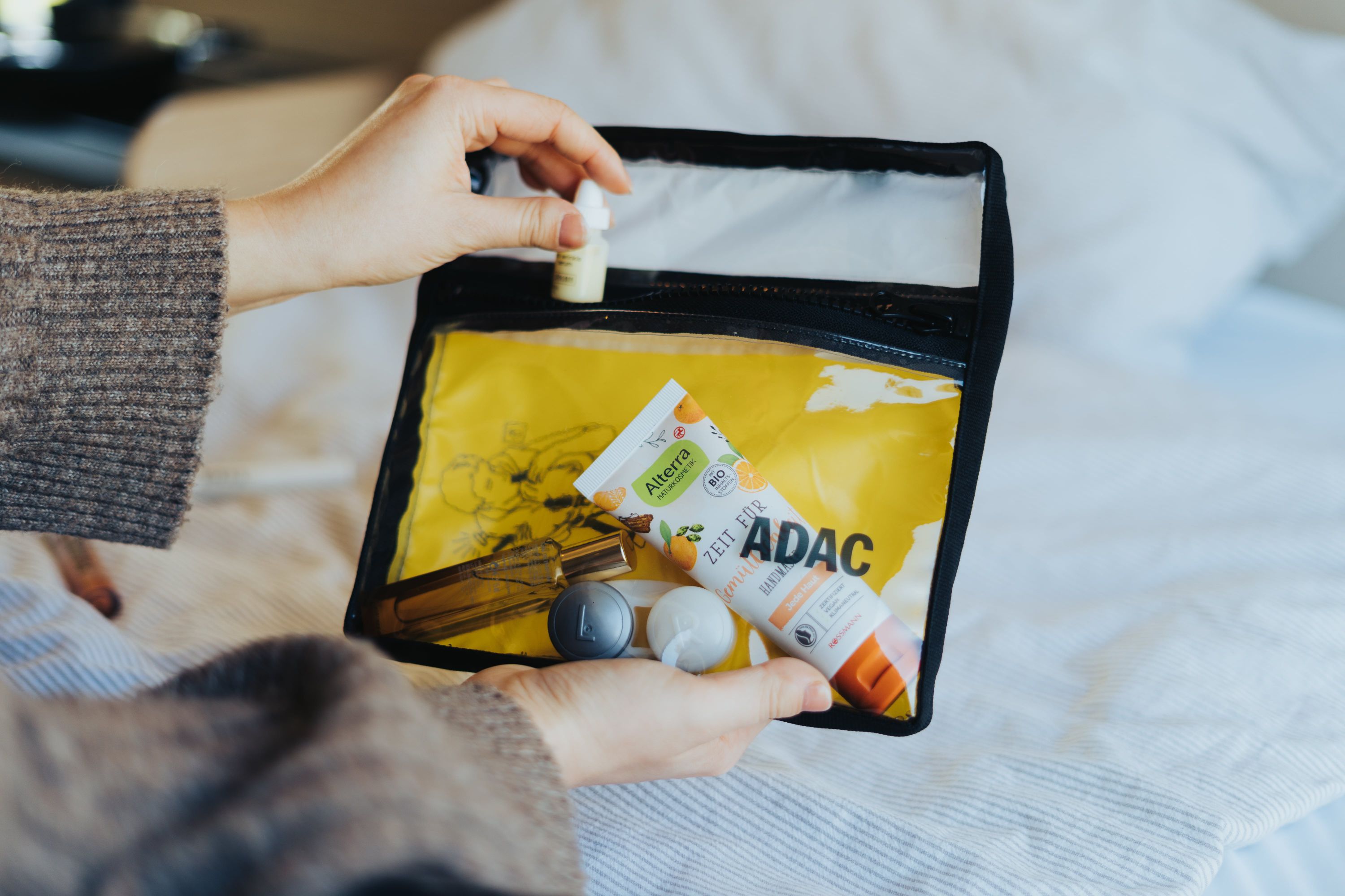 ADAC_100-200_Liquidbag_I1-min ADAC Flüssigkeitenbeutel aus echten Rettungswesten gemacht, Mit Kosmetik befüllt