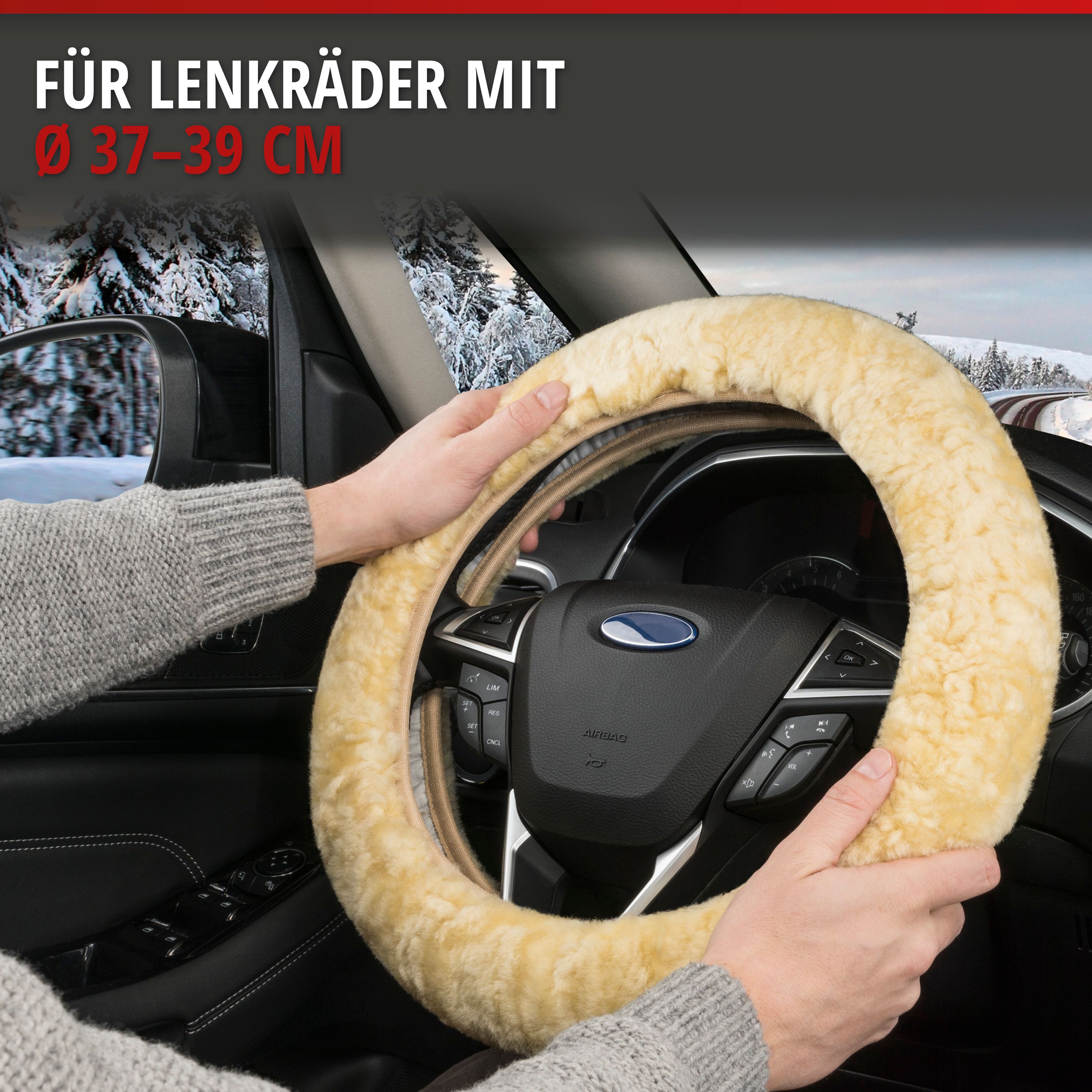 Lenkradbezug Lammfell beige, im Auto montiert mit Männerhänden