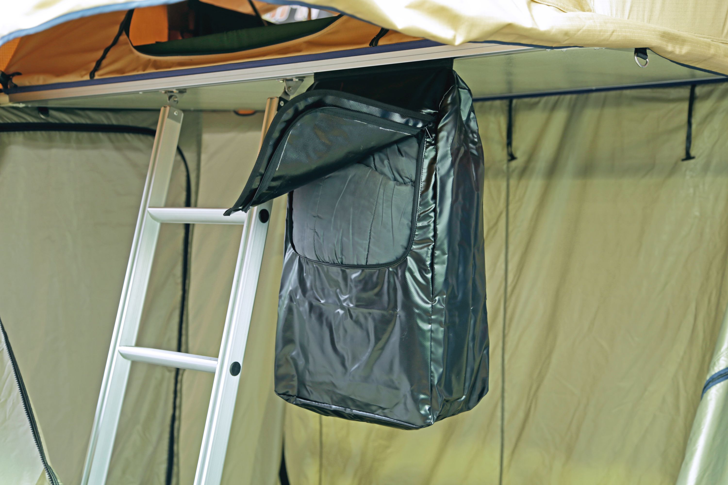 Horntools Schuhtasche Big an Dachzelt aufgehangen