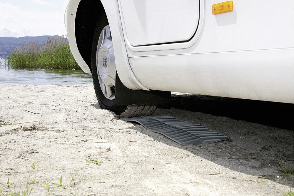 9983499-Grip-System_Fb_grau_2_Stck-Anwendung-01 Anwendung, Traktionshilfematten, Sand, Wohnmobilrad
