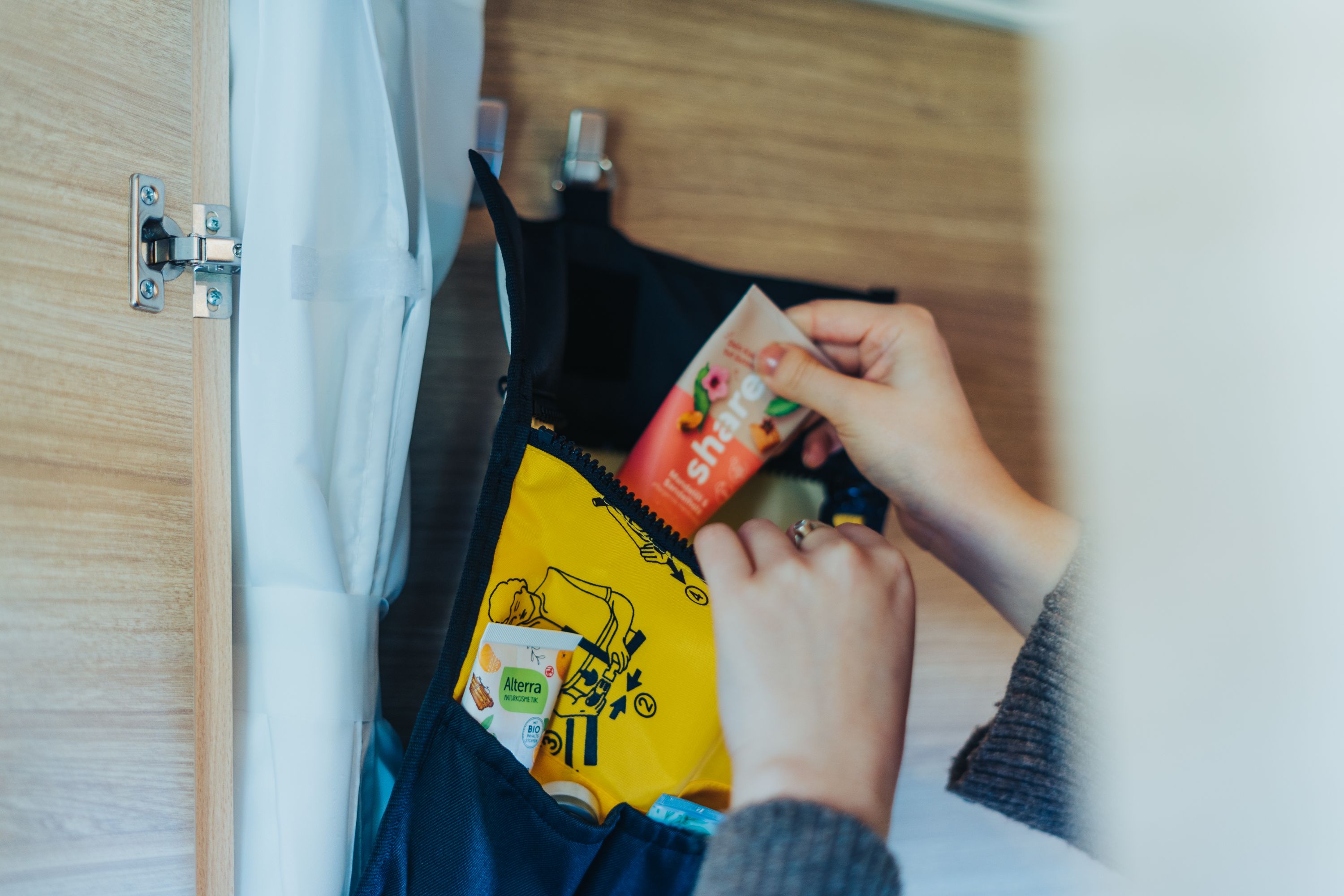 ADAC Kulturtasche, aus echten Rettungswesten, Schwarz und gelb, wird mit Kosmetik gefüllt