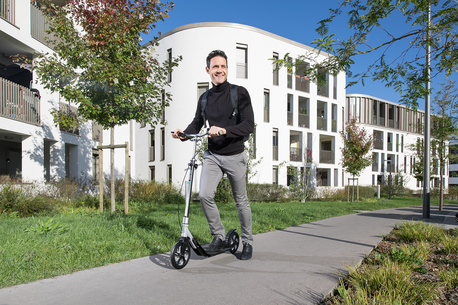 Elektroroller, E-Scooter, Stadtmobilität, schwarz, Casual-Outfit