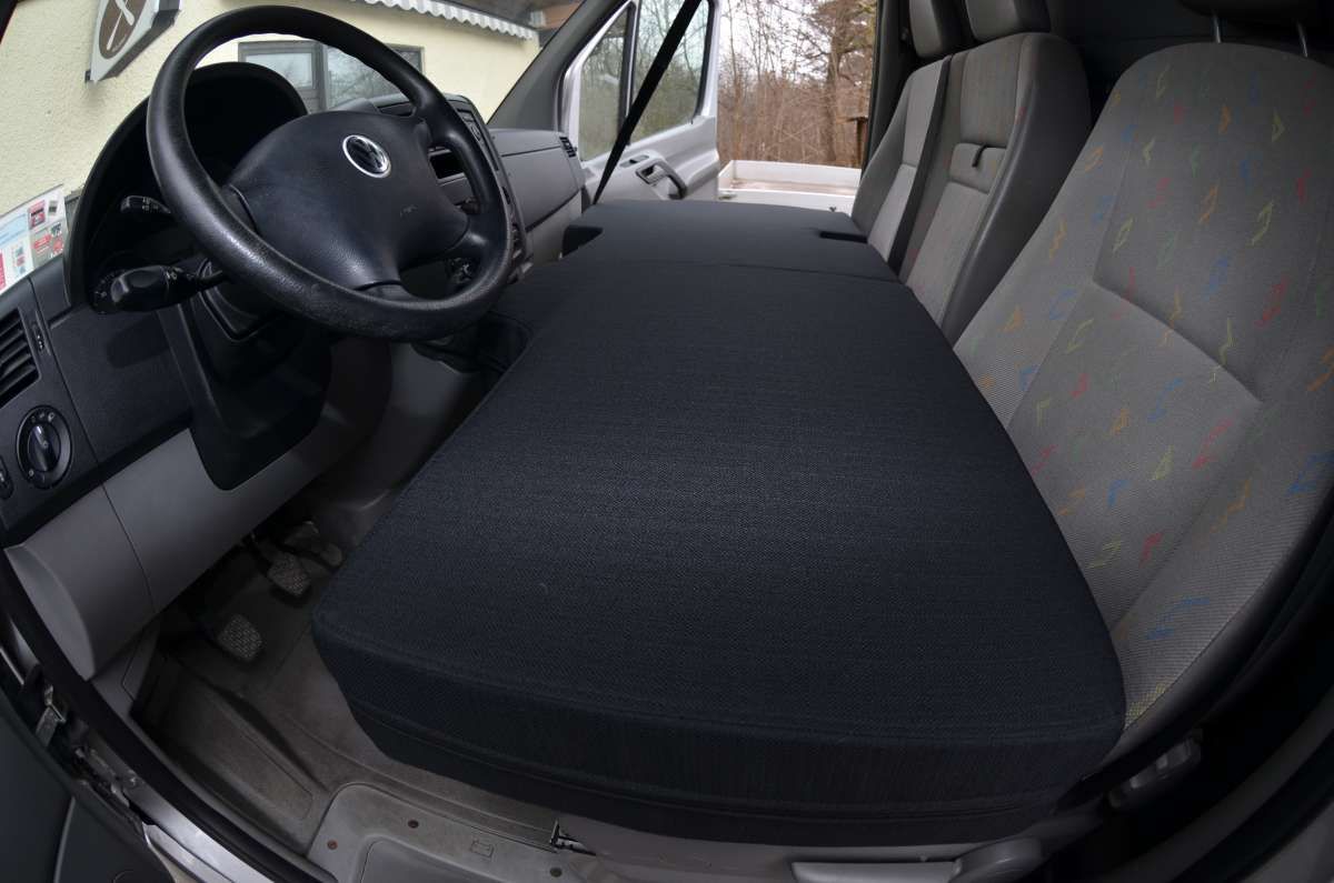 VanSleep Transporterbett für 3 Sitzer. In Fahrerkabine aufgebaut 