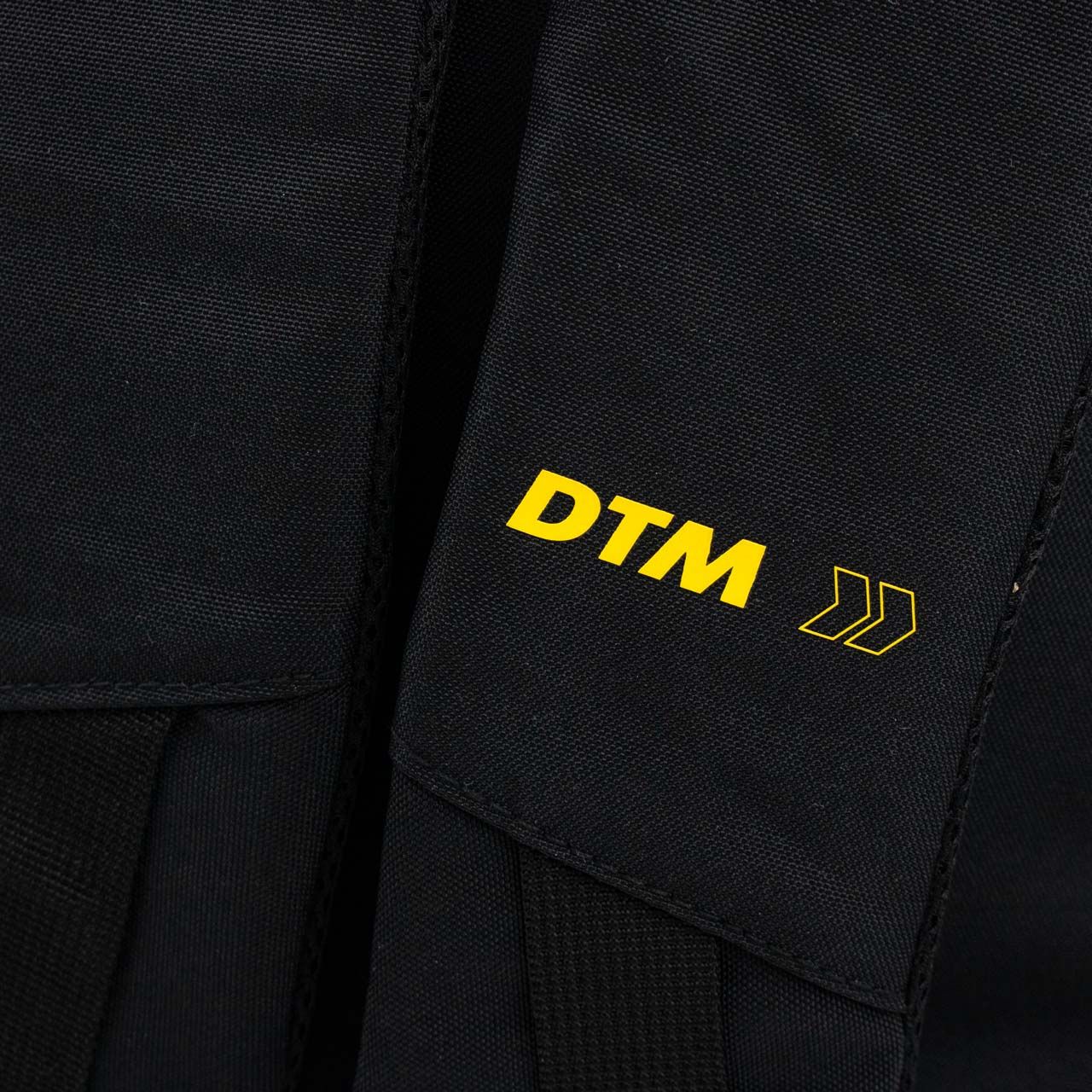 Gelbe DTM Details am Rucksack
