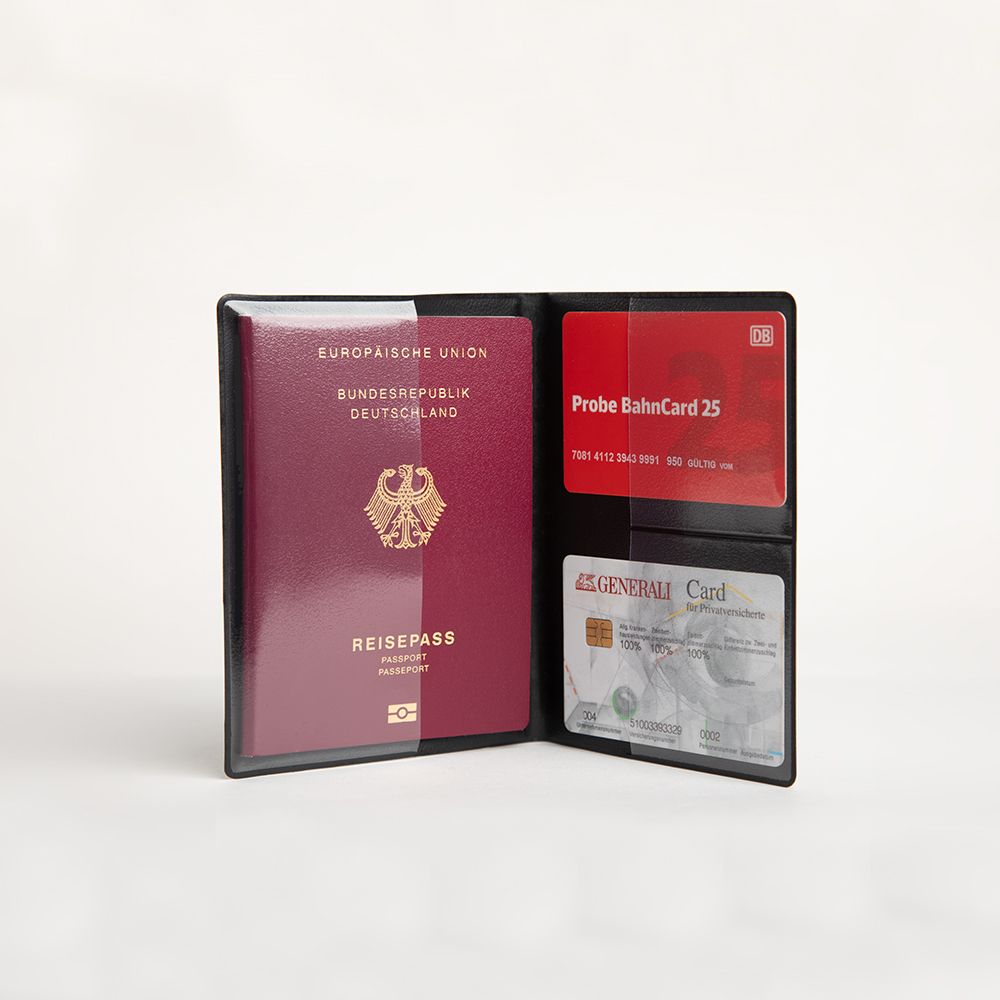 Reisepasshülle mit Reisepass und Karten