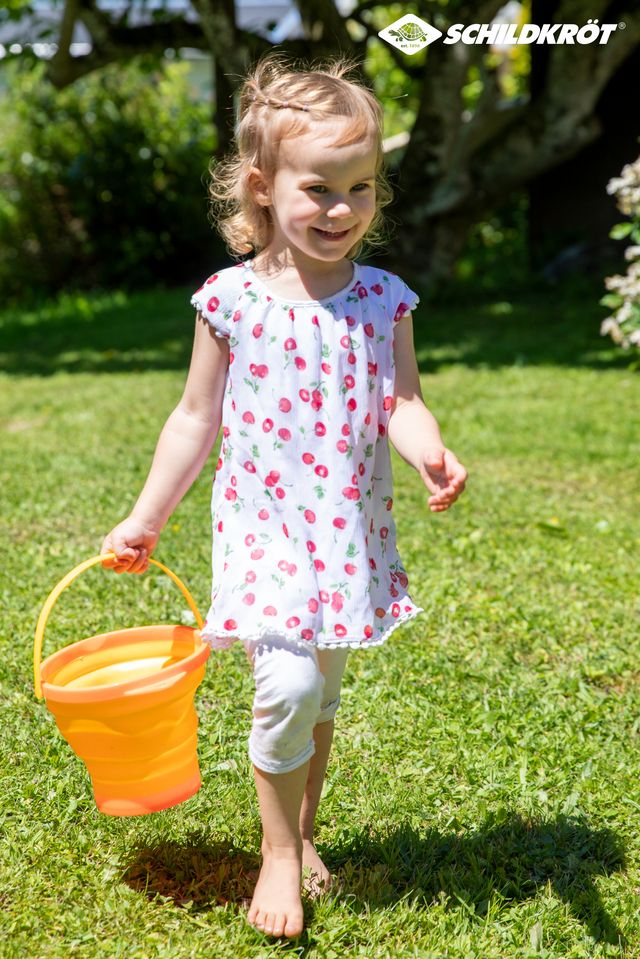 Mädchen mit Eimer in der Hand, Gras, Sommer, Person, Portrait, Rasen