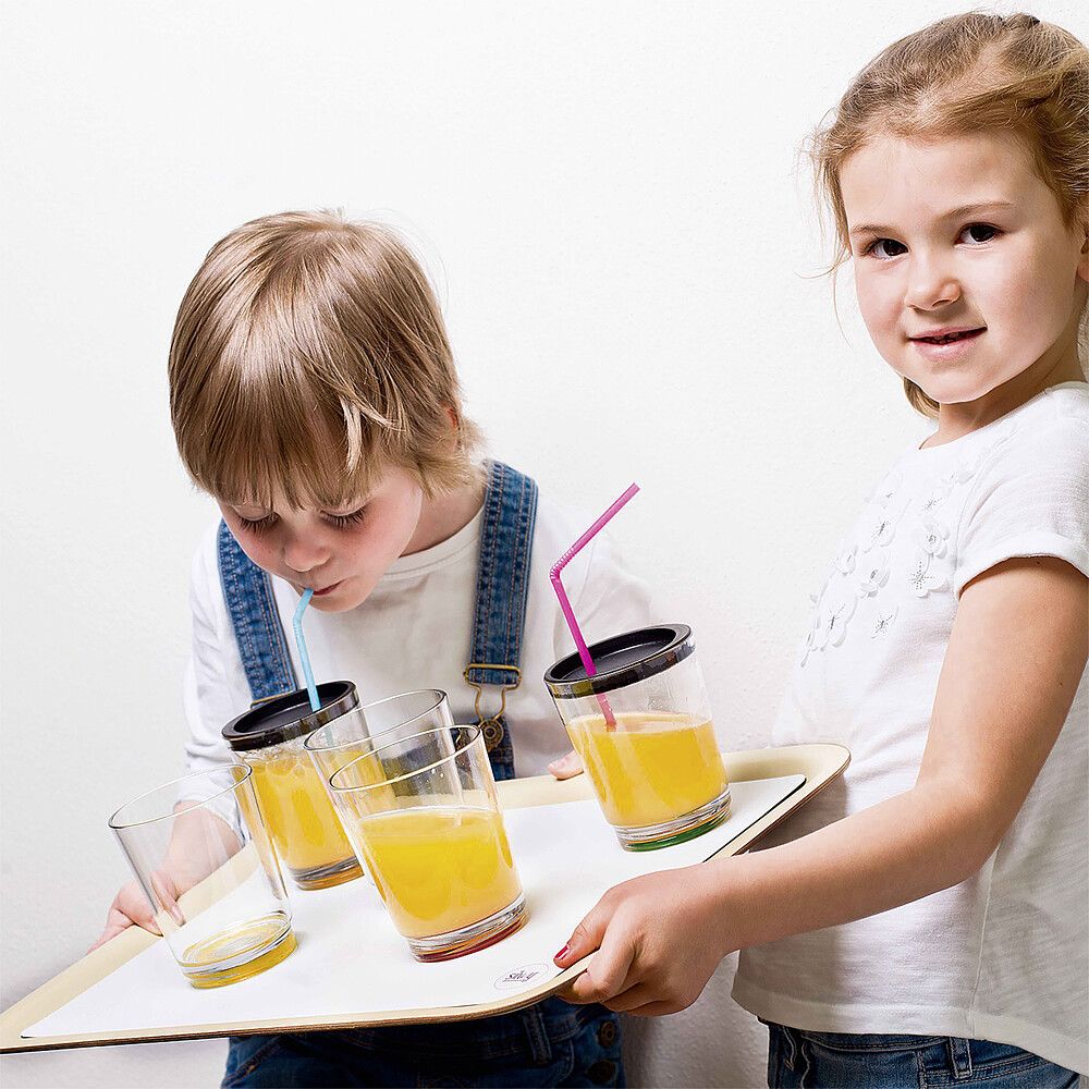 Silwy Manget-Trinkbecher in den verschiedenen Farben abgebildet, Kinder halten ein Tablett mit den befüllten Bechern und alles hält ohne zu kippen